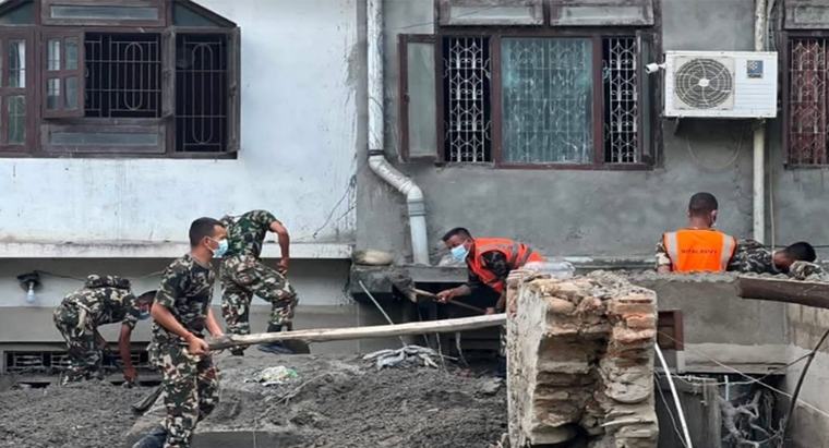 बाढीले पुरिएका घर तथा टहरा सफा गर्न थालियो