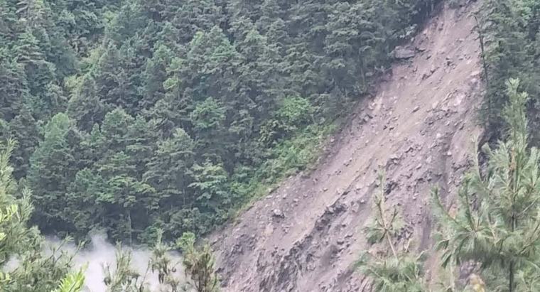 गोरखाको चौरीखर्कमा ठूलो पहिरो : डर कायमै,सचेत रहन प्रशासनको आग्रह