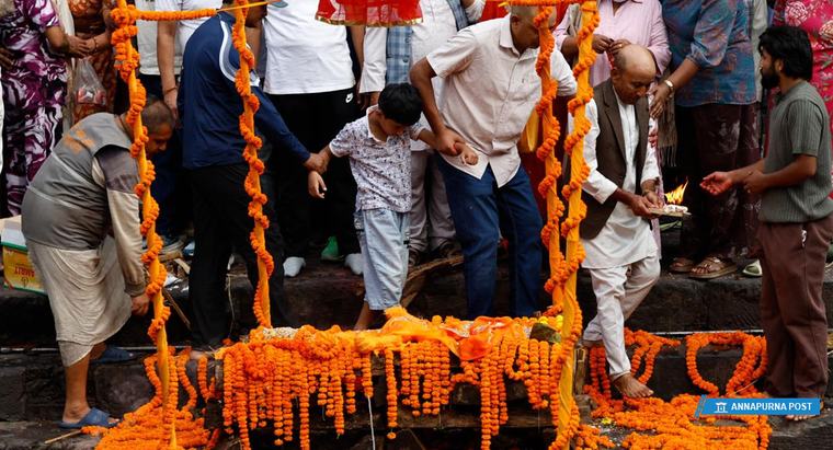 बेपत्ता आफन्तको शव नभेटिएपछि परालको प्रतिमूर्ति बनाएर अन्तिम संस्कार गर्दै परिवार