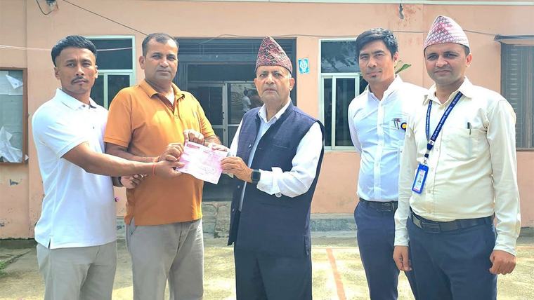 कैदीबन्दीद्वारा बाढीपीडितलाई १ लाख सहयोग