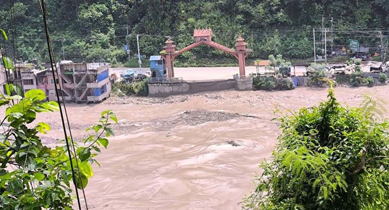 रसुवा हुँदै आएको बाढीले धादिङको सदरमुकाम जाने फुर्केखोलाको पुल बगायो