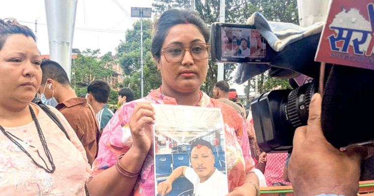 फोटो बोकेर काठमाडौंका अस्पताल भौंतारिँदै आफन्तहरू