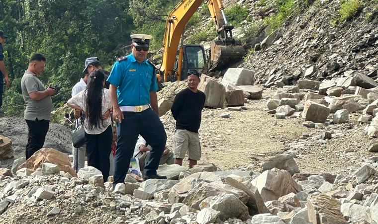 परेवाभिरमा आज १२ घण्टा सवारी रोकेर सडक मर्मत गरिँदै