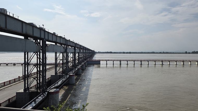 सप्तकोसीमा बढ्यो पानीको बहाब, खोलिए ब्यारेजका २२ ढोका
