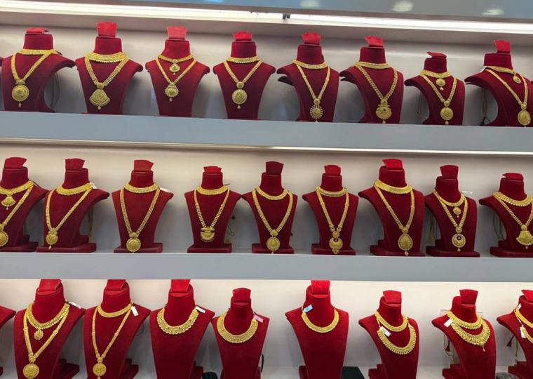 Gold price falls Rs 8,800 per tola, slips below Rs 300,000