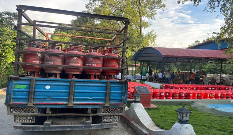बाढी प्रभावितलाई सोह्र सय थान ग्यास सिलिन्डर वितरण