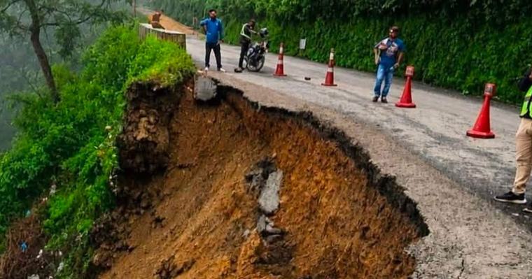 विनाशकारी बाढीको असर : नागढुंगा-मुग्लिन सडकखण्डको ठाउँठाउँमा सडक भासियो