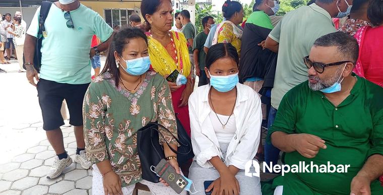 भोटेकोसी बाढी: गैँडाकोट अस्पतालमा आफन्तको शव पहिचान गर्न परिवारको भीड