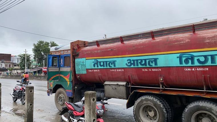 त्रिभुवन राजपथ एकतर्फी बनाइ पेट्रोलियम पदार्थ ल्याइँदै