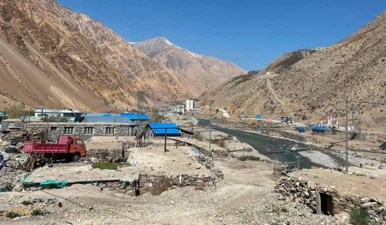 हिल्सा र कोदारी नाकाबाट फर्किंदै पर्यटक