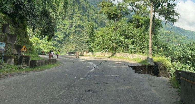 कृष्णभिरमा सडक भासिएपछि पृथ्वी राजमार्ग अवरुद्ध