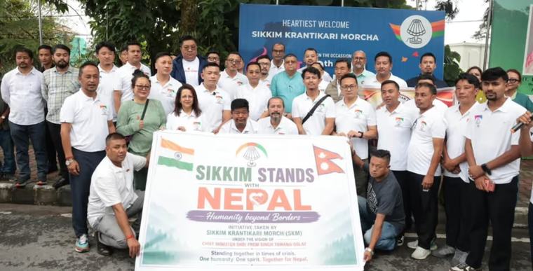 बाढी प्रभावितको सहयोगार्थ सिक्किमले राहत सामग्रीसहित नेपाल पठायाे ३५ जनाको टोली