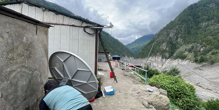 तिब्बत–रसुवा सीमामा सेन्सर र स्याटेलाइटसहित बाढीबारे पूर्वसूचना दिने प्रणाली जडान गर्दै सरकार