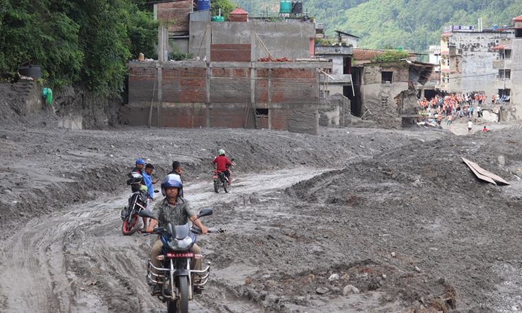 बाढीले बगाएको सडक मर्मत गरेपछि ढुंगे क्षेत्रमा चल्न थाले गाडी