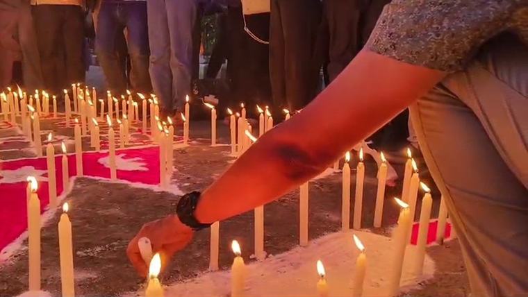भोटेकोसी बाढीका मृतकको स्मृतिमा नेपाल इन्जिनियर्स एसोसिएसनद्वारा दीप प्रज्वलन