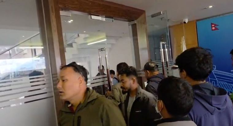 उद्धार नभएको भन्दै सम्पर्कबिहीन आफन्तका परिवार पुगे माथिल्लो त्रिशूली- १ हाइड्रोको कार्यालय