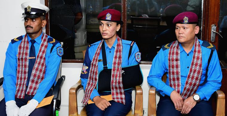 बानेश्वरमा प्रहरीमाथि हातपातमा संलग्नलाई पक्राउ गर्ने तीन प्रहरी पुरस्कृत