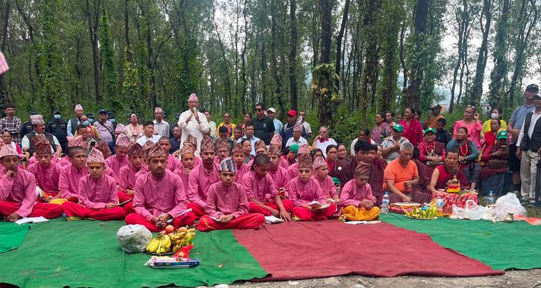 पोखरामा भोटेकोसी बाढीका ७८ शव गाडिएको स्थानमा धार्मिक पाठ र दीप प्रज्वलन
