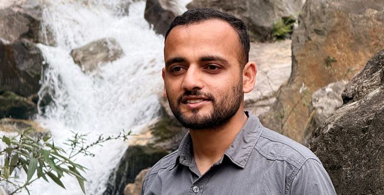 छालले हुत्याएर कान्लामा पुग्दा जोगिएँ : टिमुरे बाढीबाट बाँचेका बैंकर वासुदेव आचार्यको भोगाइ