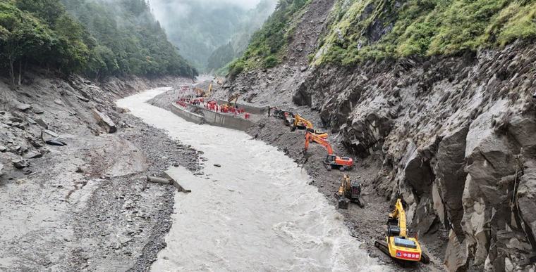 केरुङ नाकासम्म पुग्ने बाटो धमाधम बनाउँदै चीन
