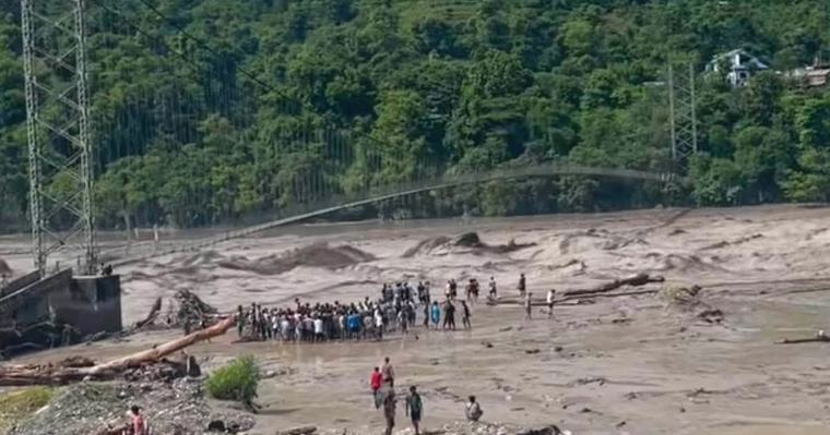 गोसाइँकुण्ड जाँदै गरेको धादिङको बस बेत्रावतीबाट सम्पर्कविहीन