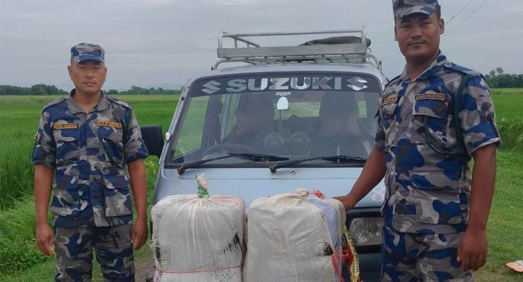 गाँजा तस्करीमा अस्पतालको नाम लेखिएको भ्यान प्रयोग
