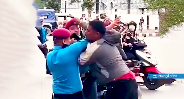बानेश्वरमा ड्युटीमा खटिएकी महिला ट्राफिकमाथि कसले गर्यो हातपात?