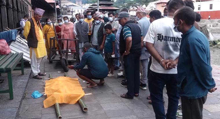 बाढीमा बेपत्ता भएकाहरुका आफन्तले काँस–कुशको शव बनाएर दाहसंस्कार गरे