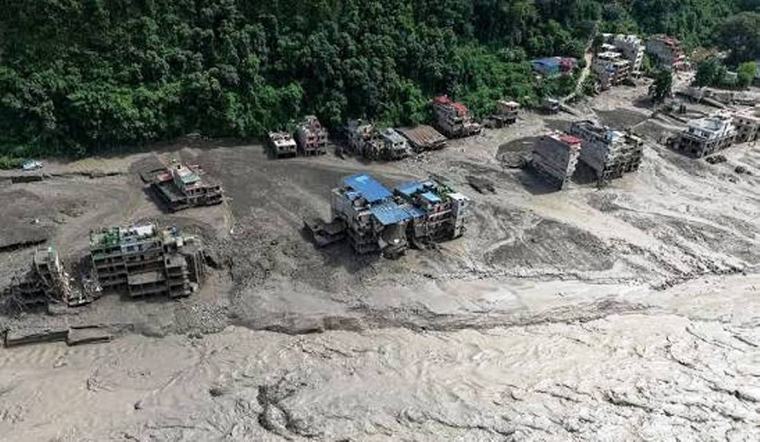 बाढीपीडितका लागि अन्तर्राष्ट्रिय झापाली समाजको १५ लाख सहयोग