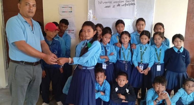 खाजा खर्च कटाएर विद्यार्थीहरूले गरे बाढीपीडितका लागि सहयोग