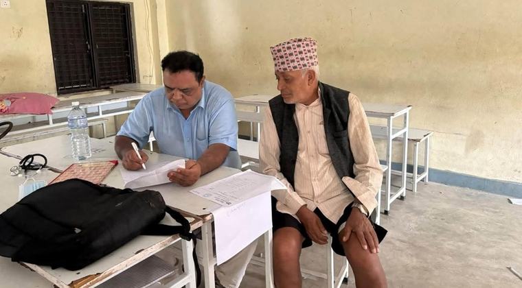 नुवाकोटको विदुरमा बाढीपीडित २०० ज्येष्ठ नागरिकलाई नियमित खानुपर्ने औषधी नि:शुल्क उपलब्ध गराइयो