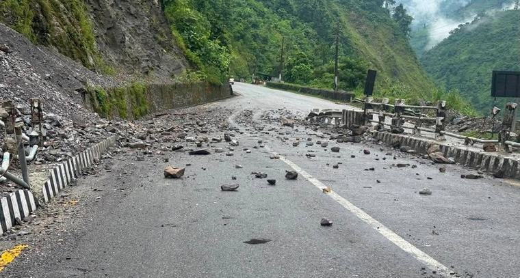 मुग्लिन-नारायणगढ सडक: ढुंगा झरिरहेकाले ‘हेरेर, राेकेर र बुझेर मात्रै यात्रा गर्न’ सुझाव